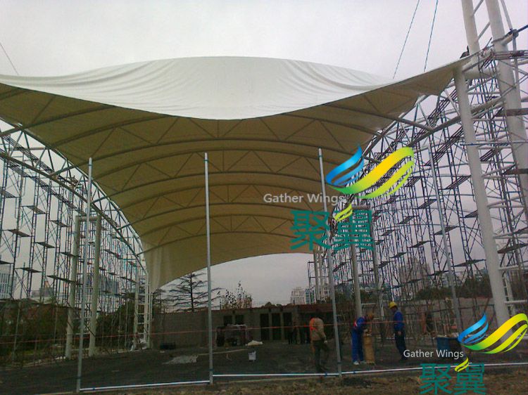 五角场对面网球场膜结构遮阳篷施工案例